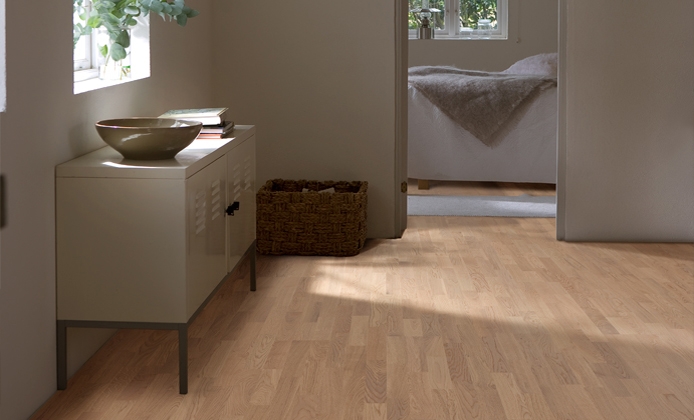 Паркетная доска Kahrs Песочная Дуб Сорренто Sorrento 153N38EK0VKW240 Variation 2423×200×15 фото в интерьере